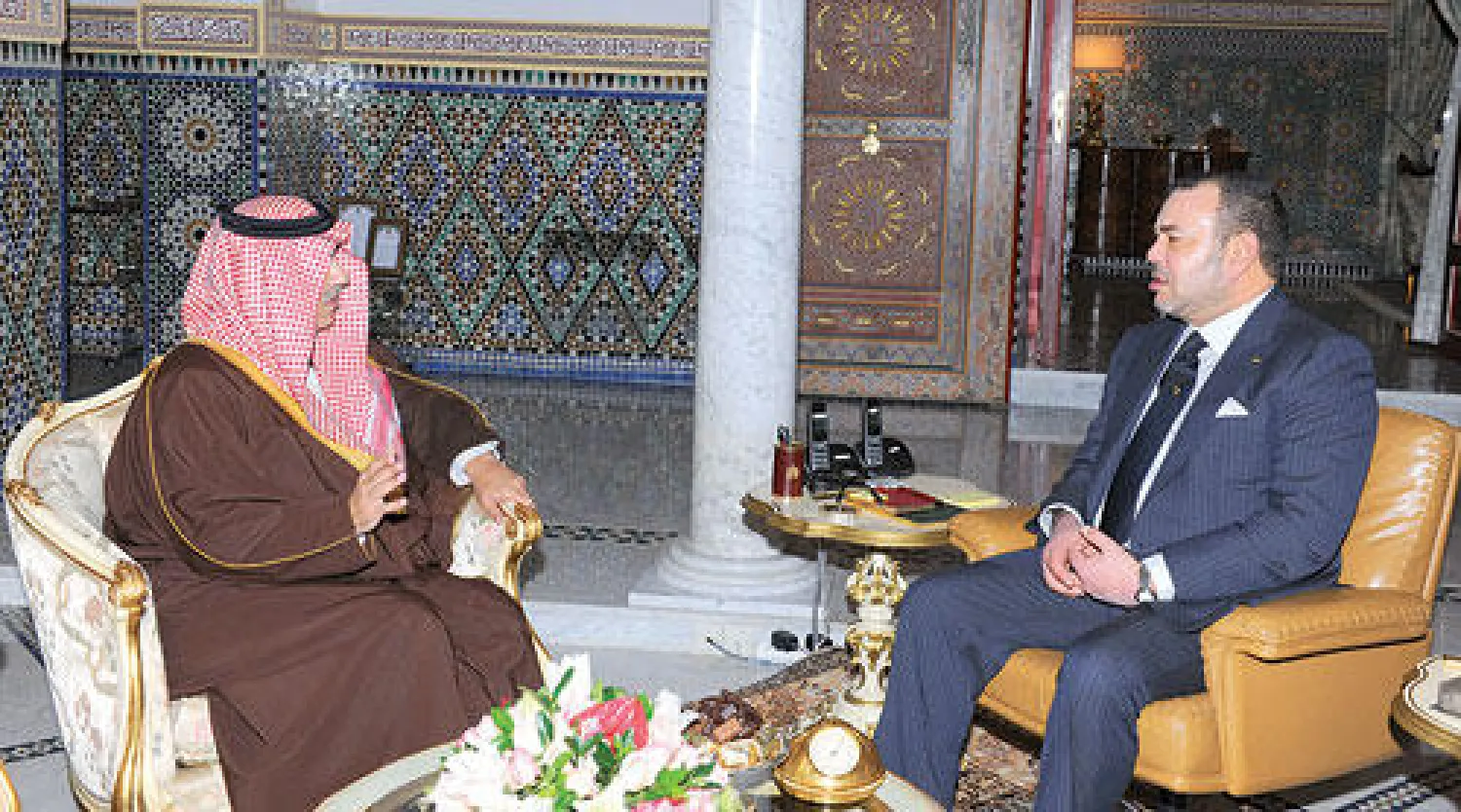 العاهل المغربي الملك محمد السادس لدى استقباله الأمير عبد العزيز بن عبد الله بن عبد العزيز في مراكش أمس ({الشرق الأوسط})