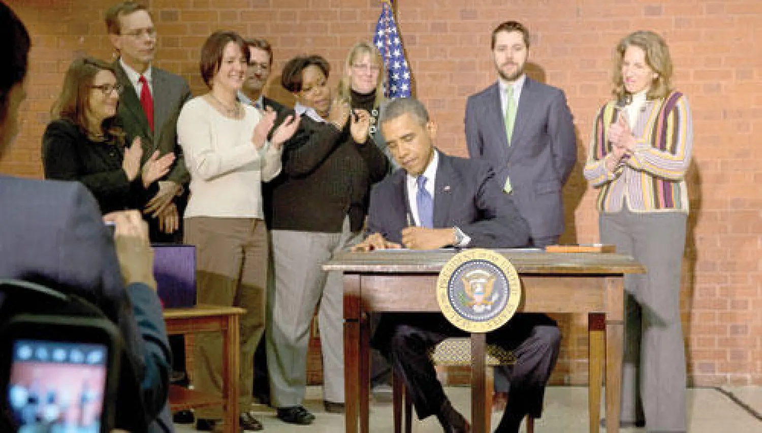 الرئيس الأميركي باراك أوباما يوقع ميزانية الإنفاق أمس في المبنى التنفيذي الجديد بعد أن وافق عليها الكونغرس (نيويورك تايمز)