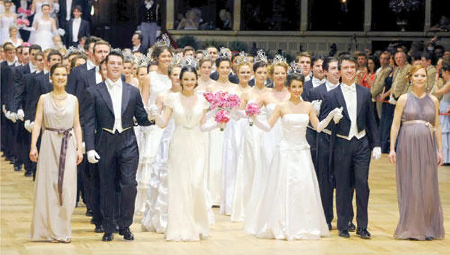 راقصون في حفل دار الأوبرا في فيينا