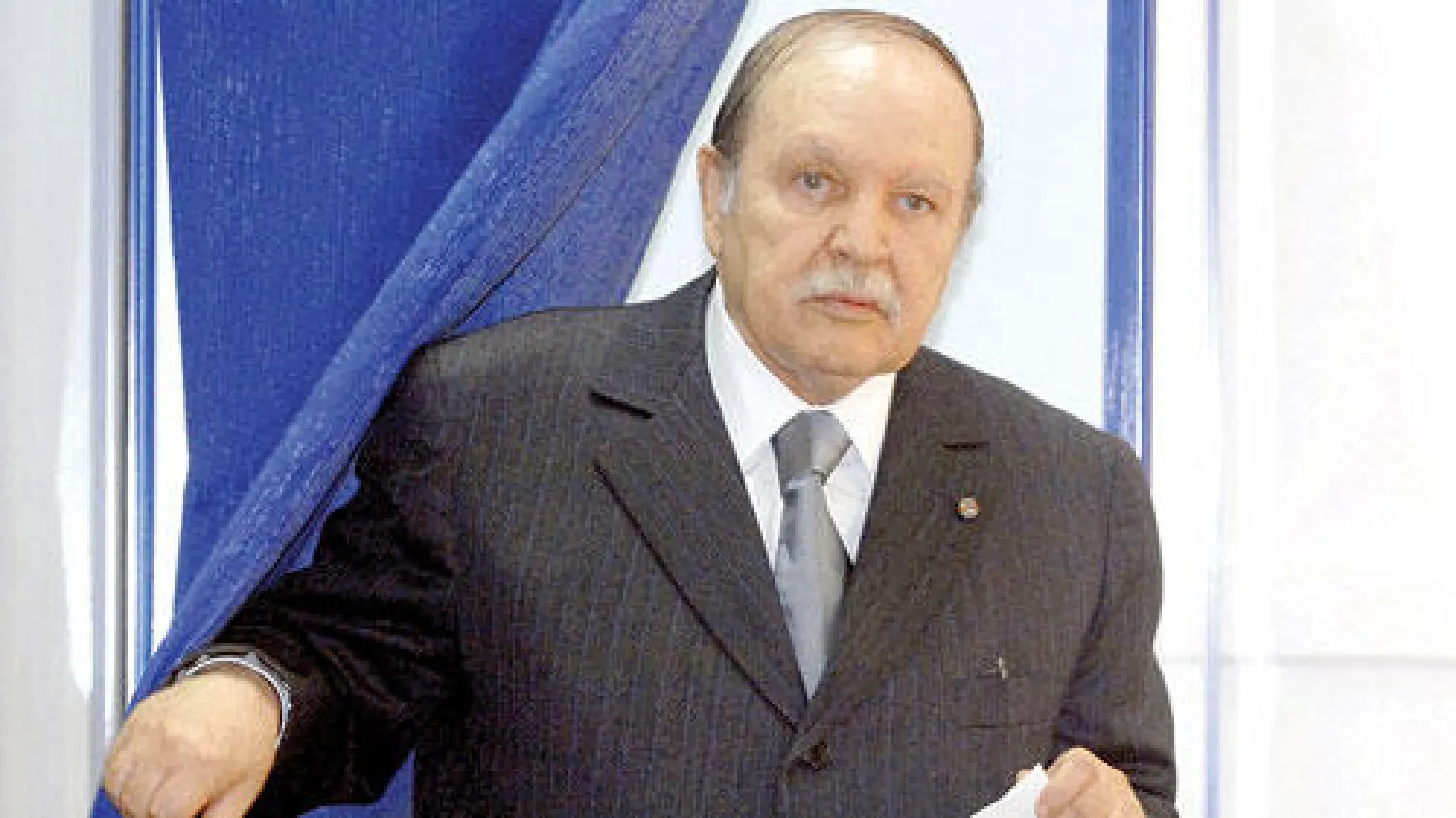 بوتفليقة يدلي بصوته في الانتخابات التشريعية لعام 2012 في مركز اقتراع بالعاصمة الجزائرية (أ.ب)