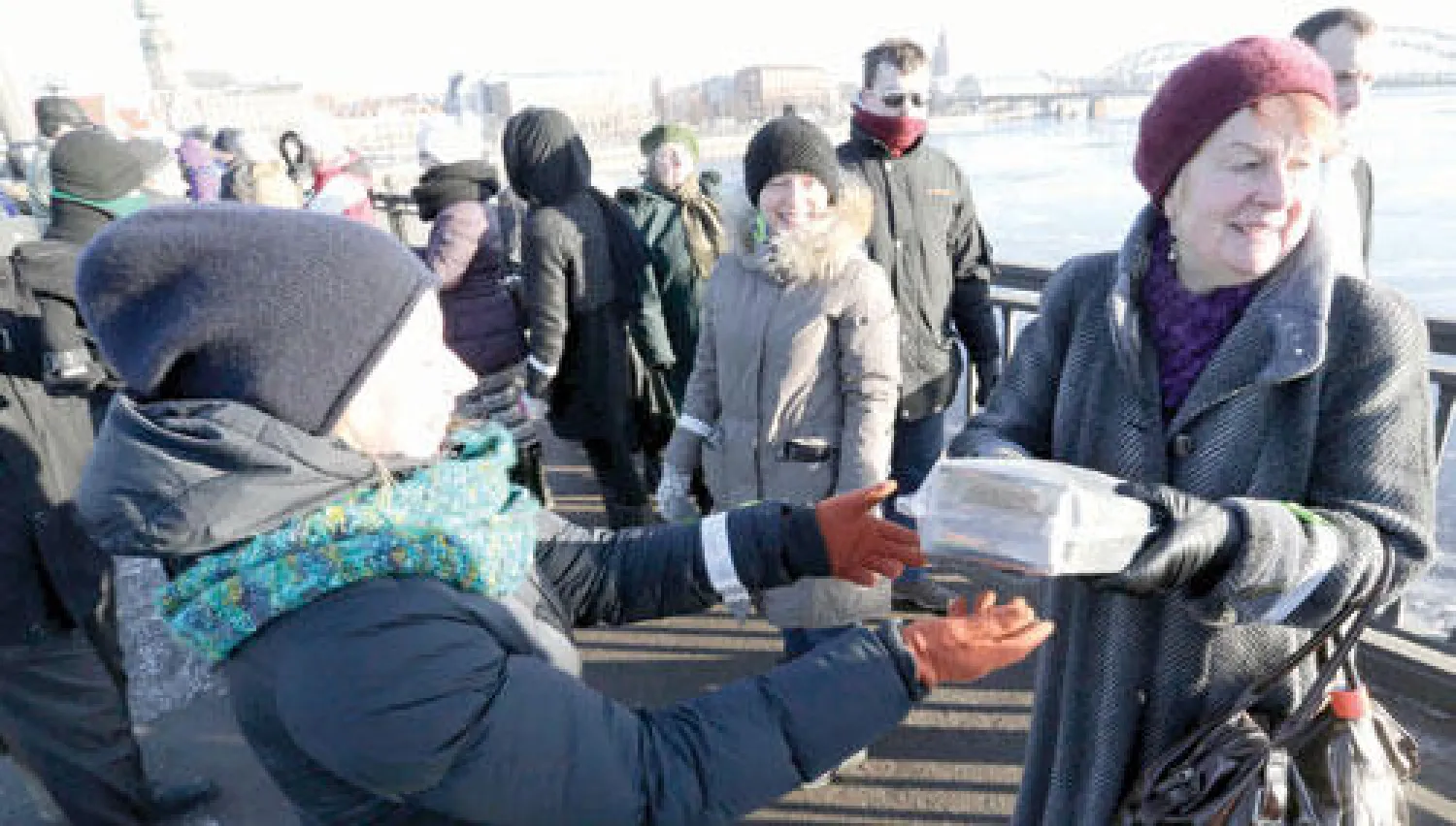 شارك أكثر من 15 ألف شخص في نقل الكتب من المكتبة القديمة إلى المقر الجديد في العاصمة ريغا (رويترز)