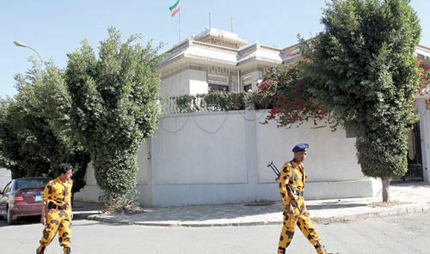 عسكريان يحرسان مقر إقامة السفير الإيراني في صنعاء أمس (أ.ف.ب)