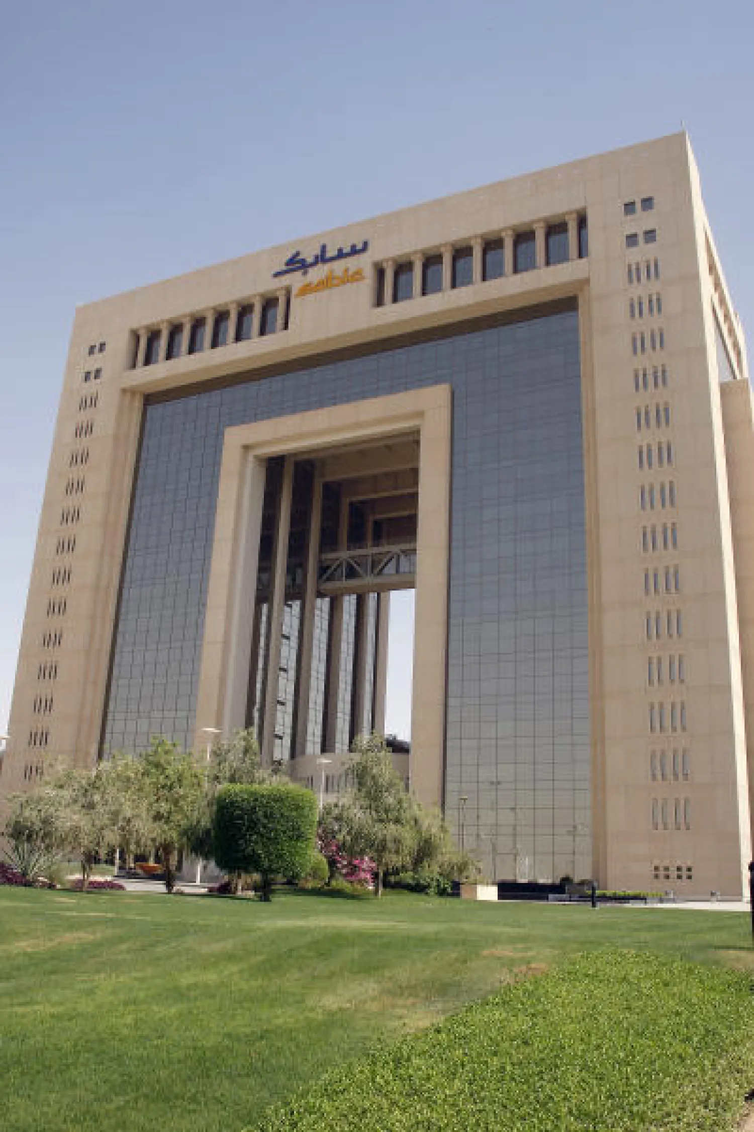 عملاق الصناعات البتروكيماوية «سابك» السعودية تسجل نموا في أرباح العام المنصرم («الشرق الأوسط»)