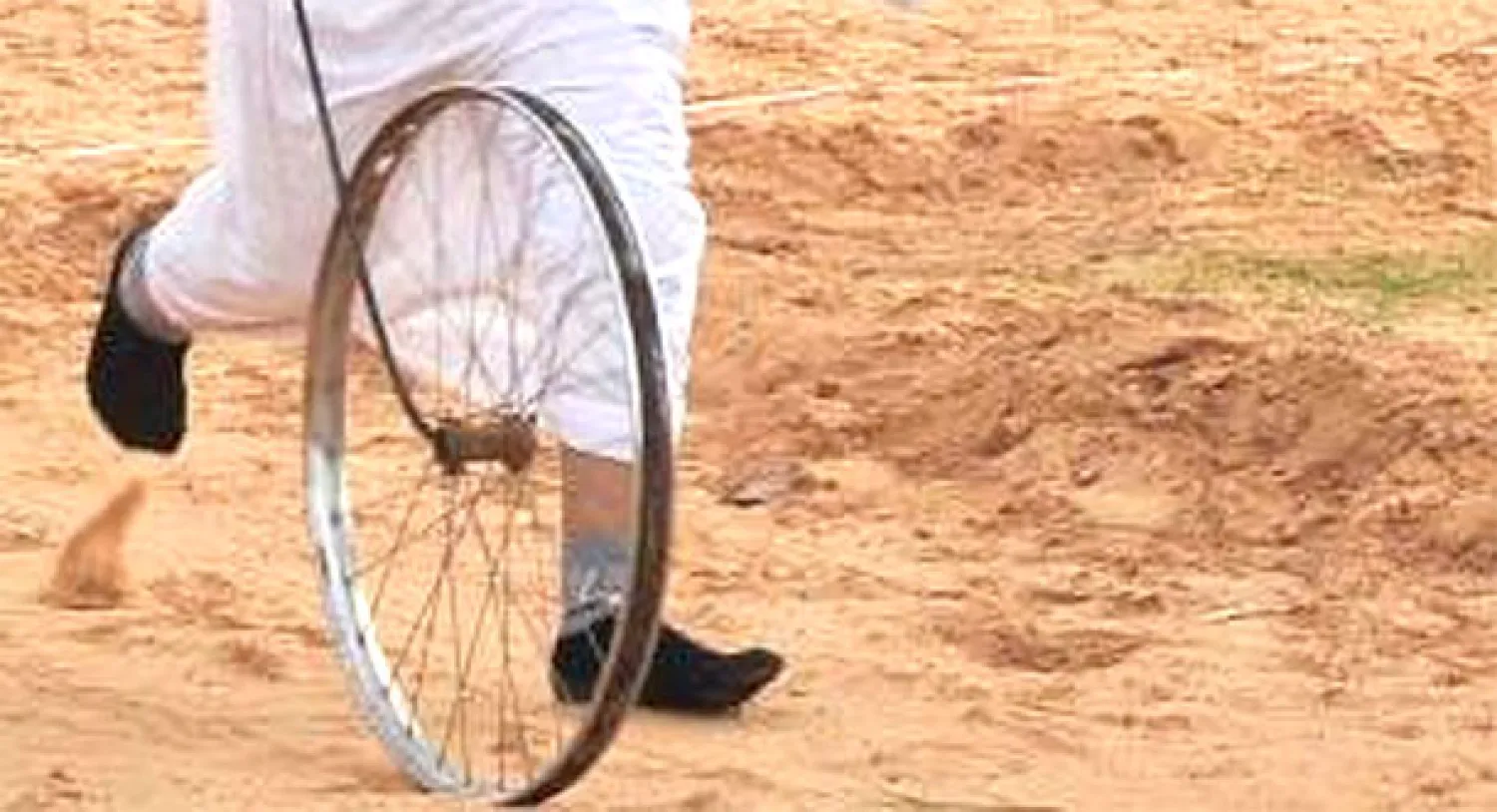 أحد الأطفال يمارس إحدى الألعاب الشعبية القديمة في السعودية (واس)