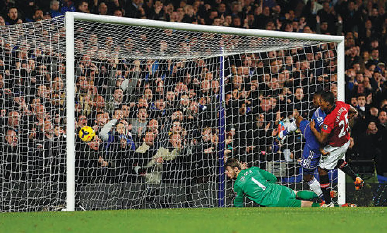 إيتو نجم تشيلسي يسجل في شباك يونايتد وسط حراسة فالنسيا والحارس دي خيا (رويترز) 