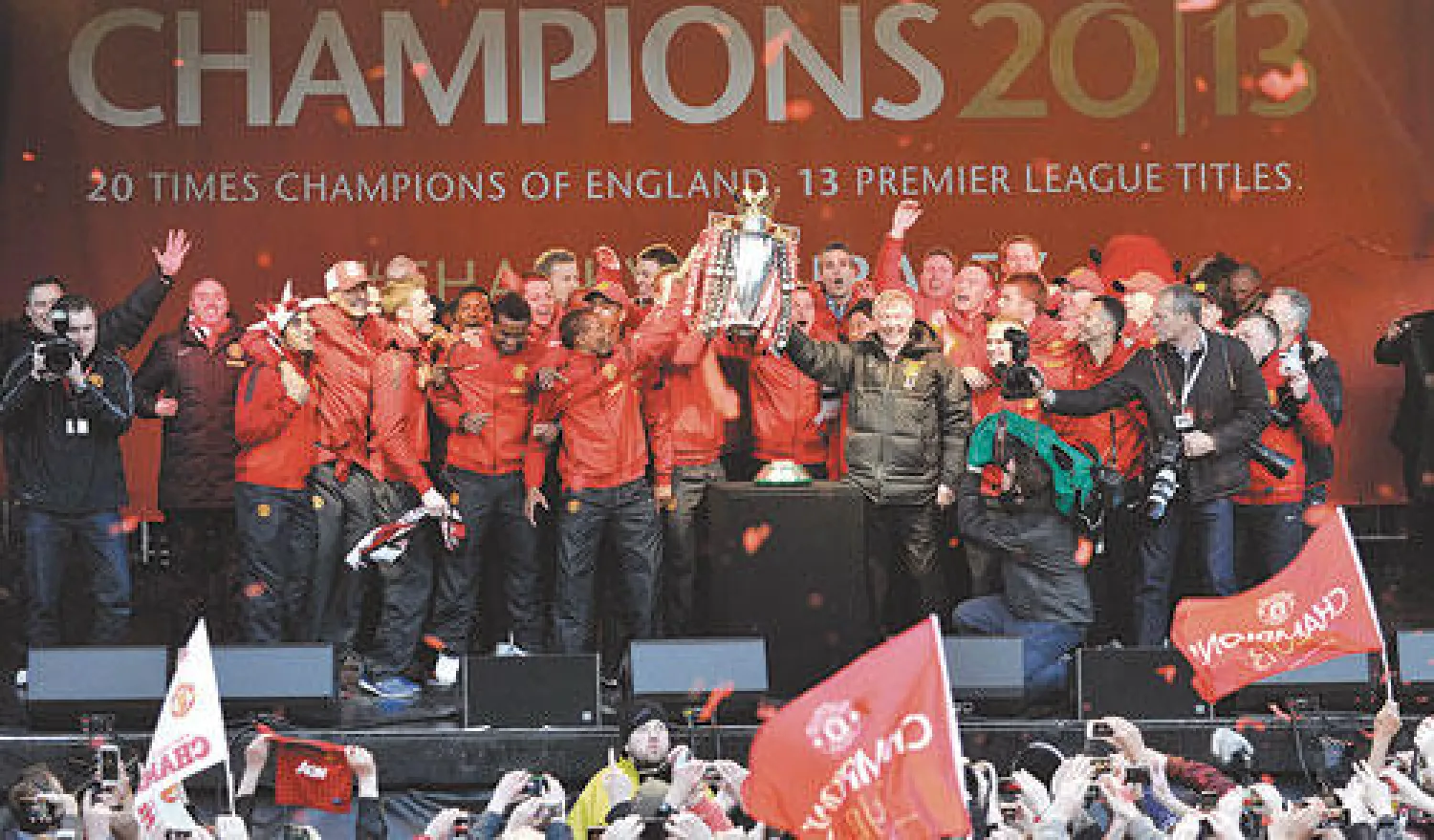 سهم مانشستر يونايتد سجل أعلى ارتفاع مايو الماضي إثر التتويج بطلا للدوري بقيادة فيرغسون (أ.ب)