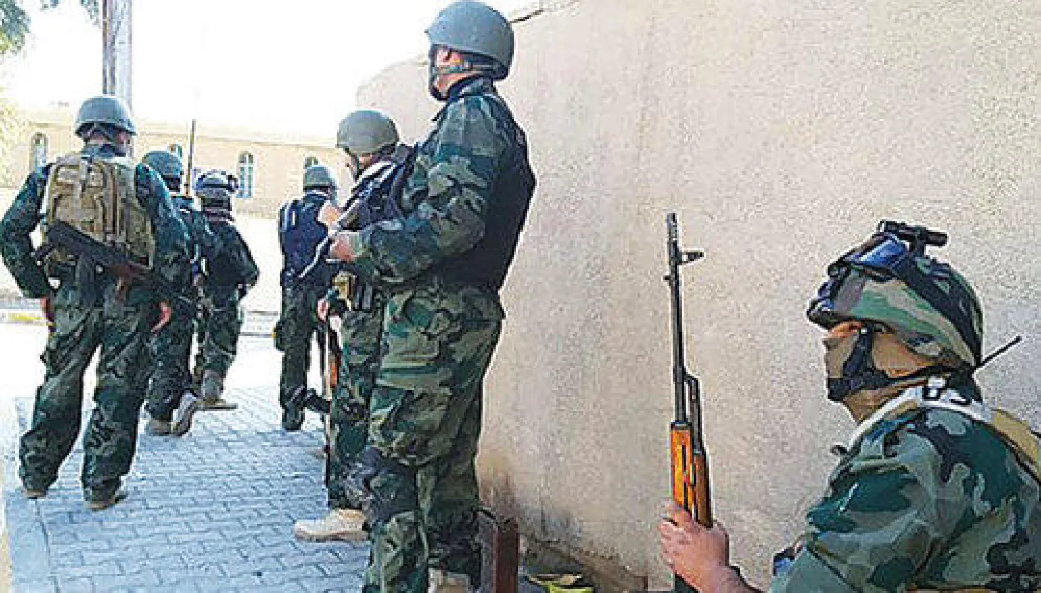 جنود عراقيون يتخذون مواقع في مدينة الرمادي في إطار عملية لتطهير المدينة من المسلحين أمس (أ.ف.ب)