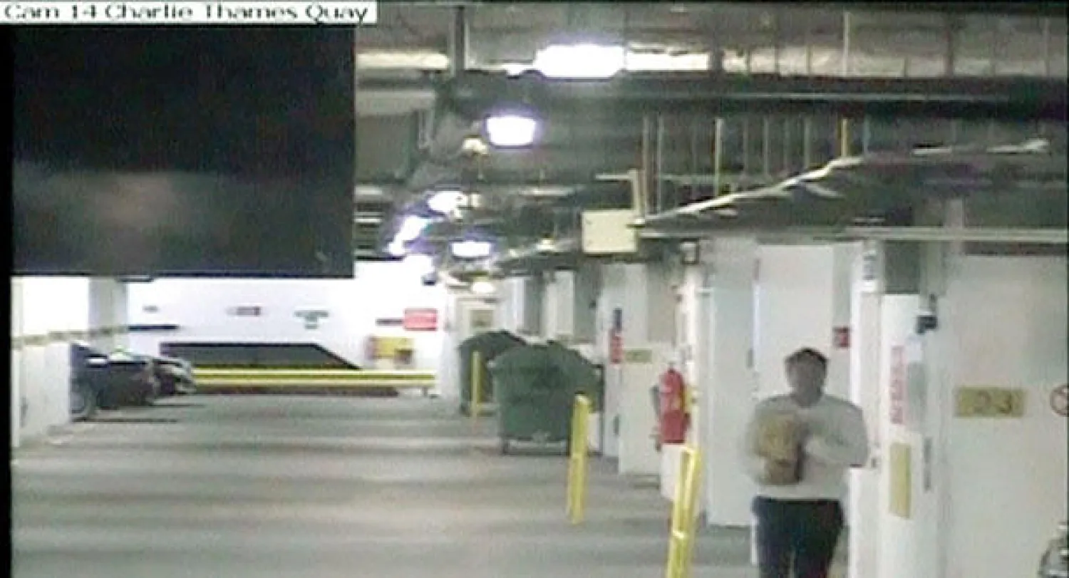 صور التقطت بكاميرات المراقبة تبين تشارلي زوج ريبيكا بروكس في مرأب البناية وهو يحمل جهاز كومبيوتر ووثائق قال الادعاء إنه أخفاها خلف صندوق القمامة قبل وصول الشرطة لتفتيش منزلهما (رويترز)