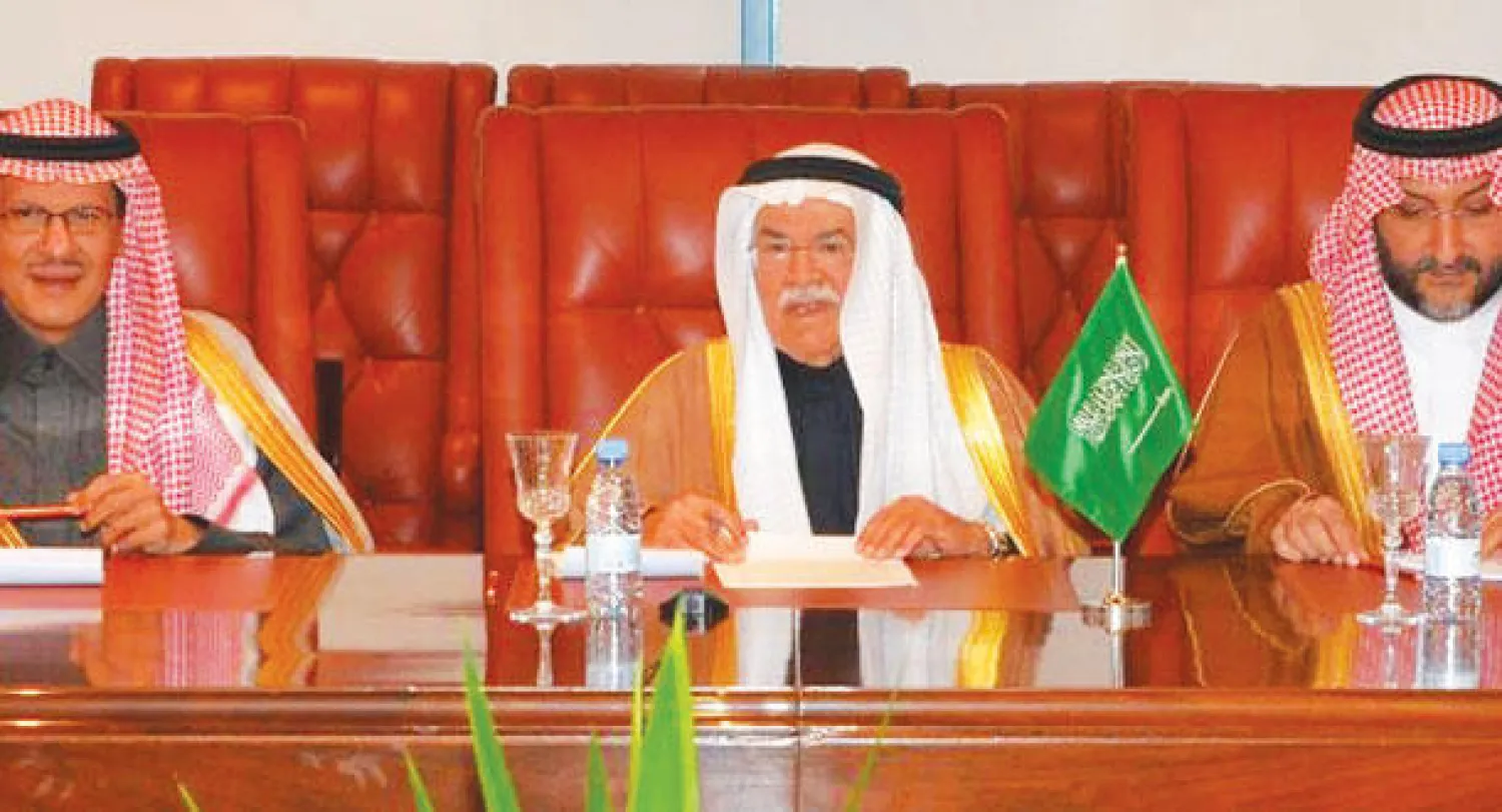 النعيمي والأمير عبد العزيز بن سلمان خلال اجتماع يوم أمس «الشرق الأوسط»)