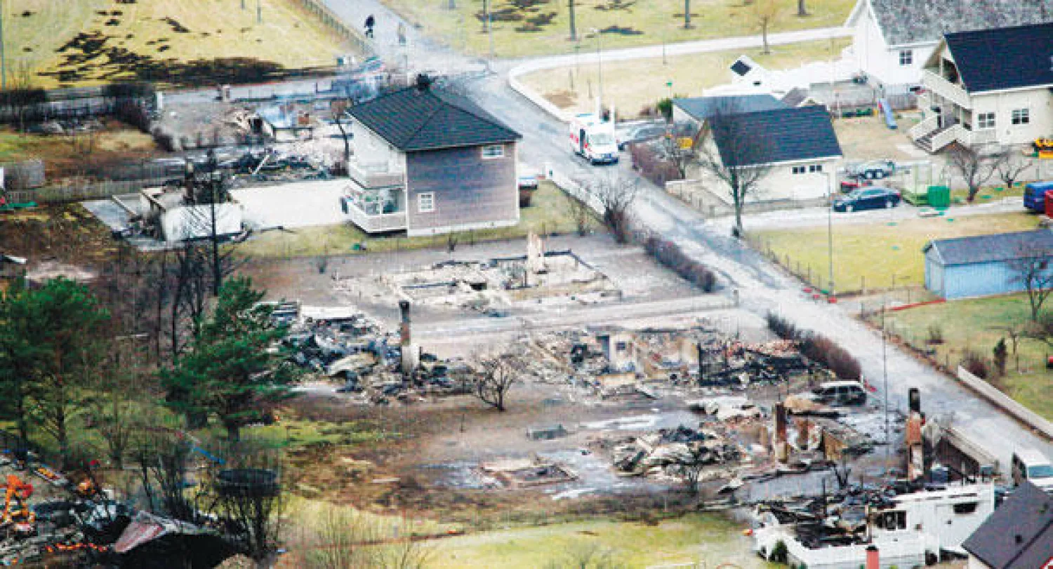 آثار الحريق الذي تعرضت له قرية «ليردال» بالنرويج التي تشتهربمنازلها الخشبية (رويترز)