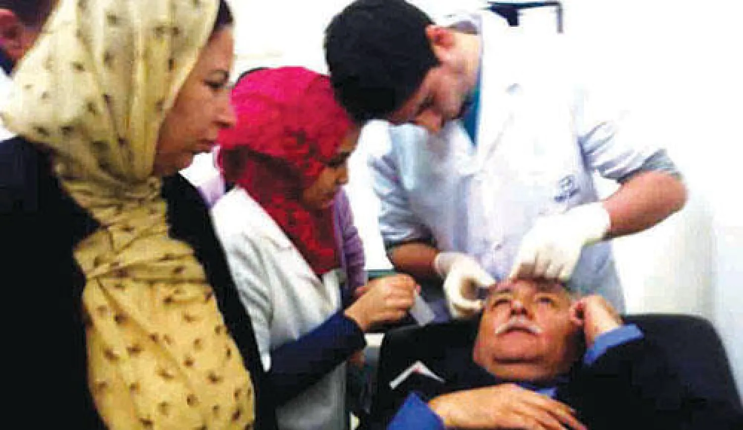 الوزير نبيل بنعبد يتلقى إسعافات أولية عقب تعرضه لاعتداء أمس ({الشرق الأوسط})