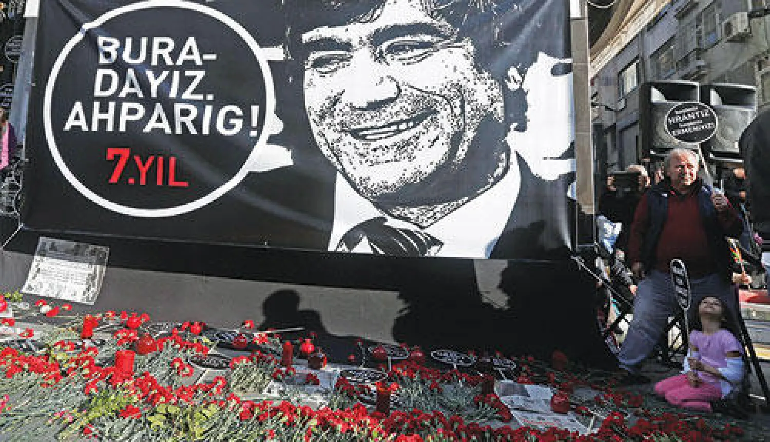شموع وزهور ولافتات كتب عليها: «كلنا هرانت وأرمن» قرب صورة للصحافي الأرمني الأصل هرانت دينك خلال مظاهرة بإسطنبول أمس
 في الذكرى السنوية السابعة لاغتياله (إ.ب.أ)