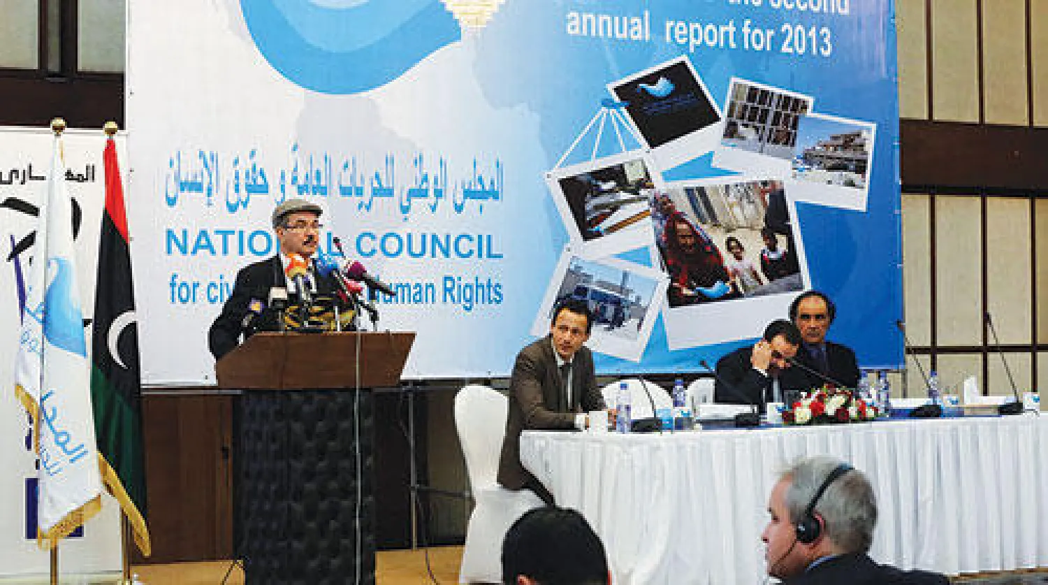 محمد علاقي رئيس المجلس الوطني الليبي للحريات العامة وحقوق الإنسان في مؤتمر صحافي بالعاصمة طرابلس أمس (أ.ف.ب)