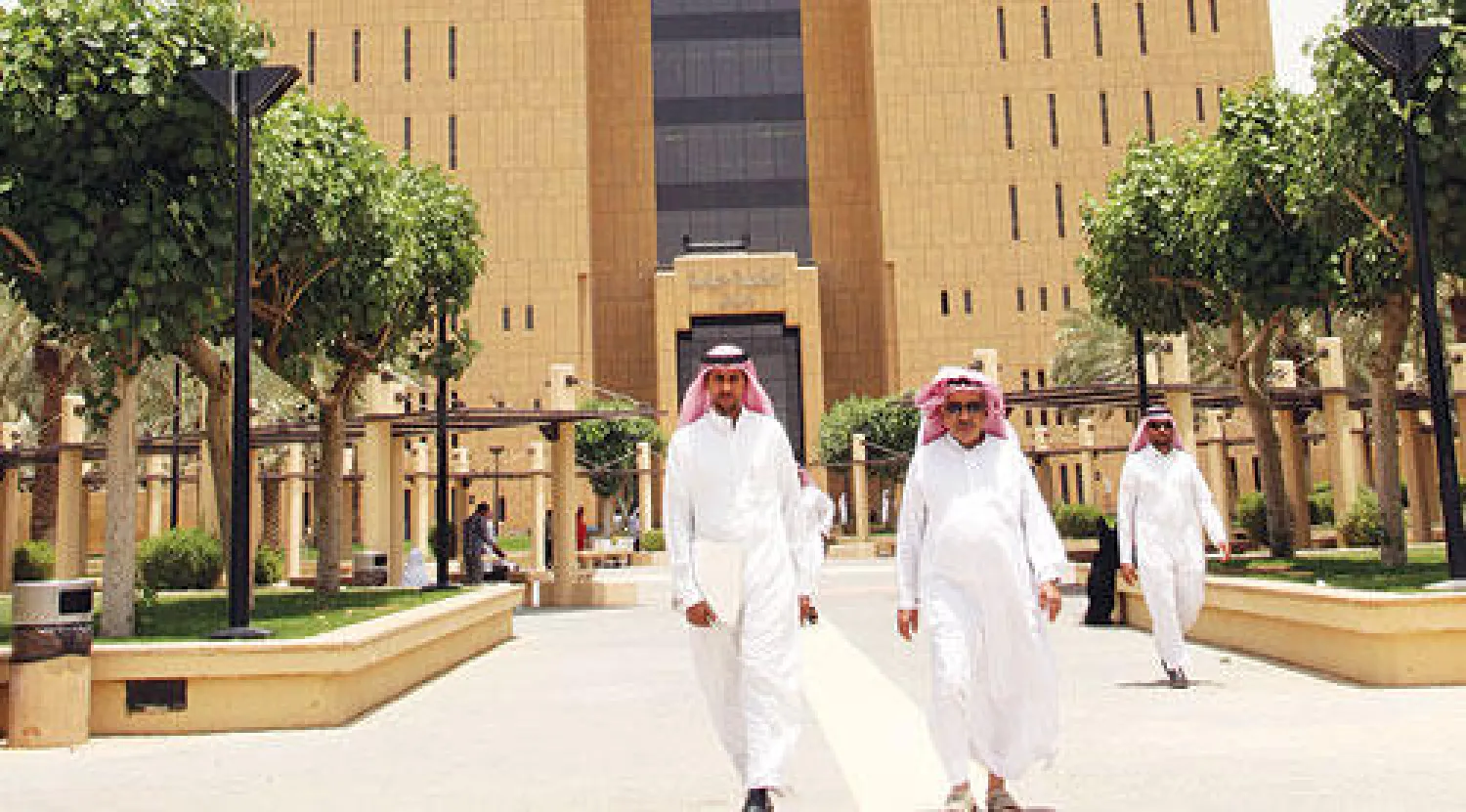 مراجعون أمام المحكمة العامة في الرياض (تصوير: خالد الخميس)