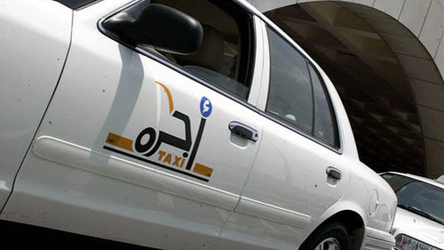 سيارة أجرة تنتظر الركاب أمام مطار الملك عبد العزيز في جدة (تصوير: مروان الجهني)