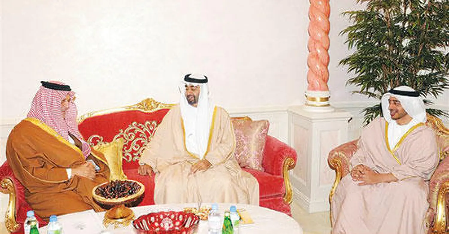 الأمير سعود الفيصل لدى لقائه الشيخ محمد بن زايد والشيخ عبد الله بن زايد في أبو ظبي أمس (وام)