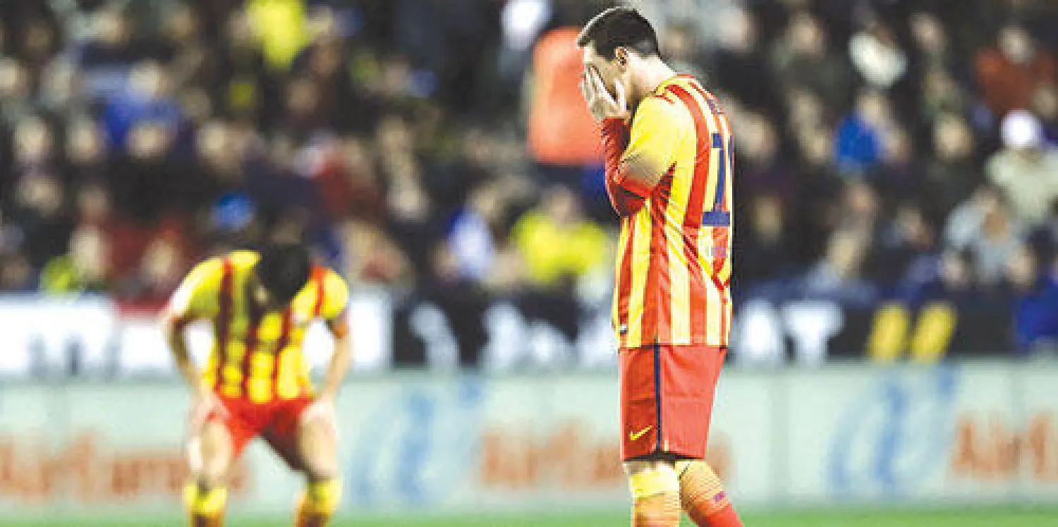 الأرجنتيني ميسي مهاجم برشلونة يبدو حزينا بعد التعادل أمام ليفانتي (أ.ف.ب)