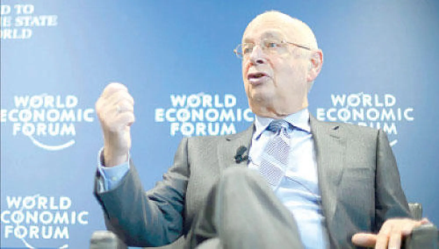 الرئيس المؤسس للمنتدى الاقتصادي العالمي كلوس شواب متحدثا في مؤتمر صحافي أمس (إ.ب.أ)