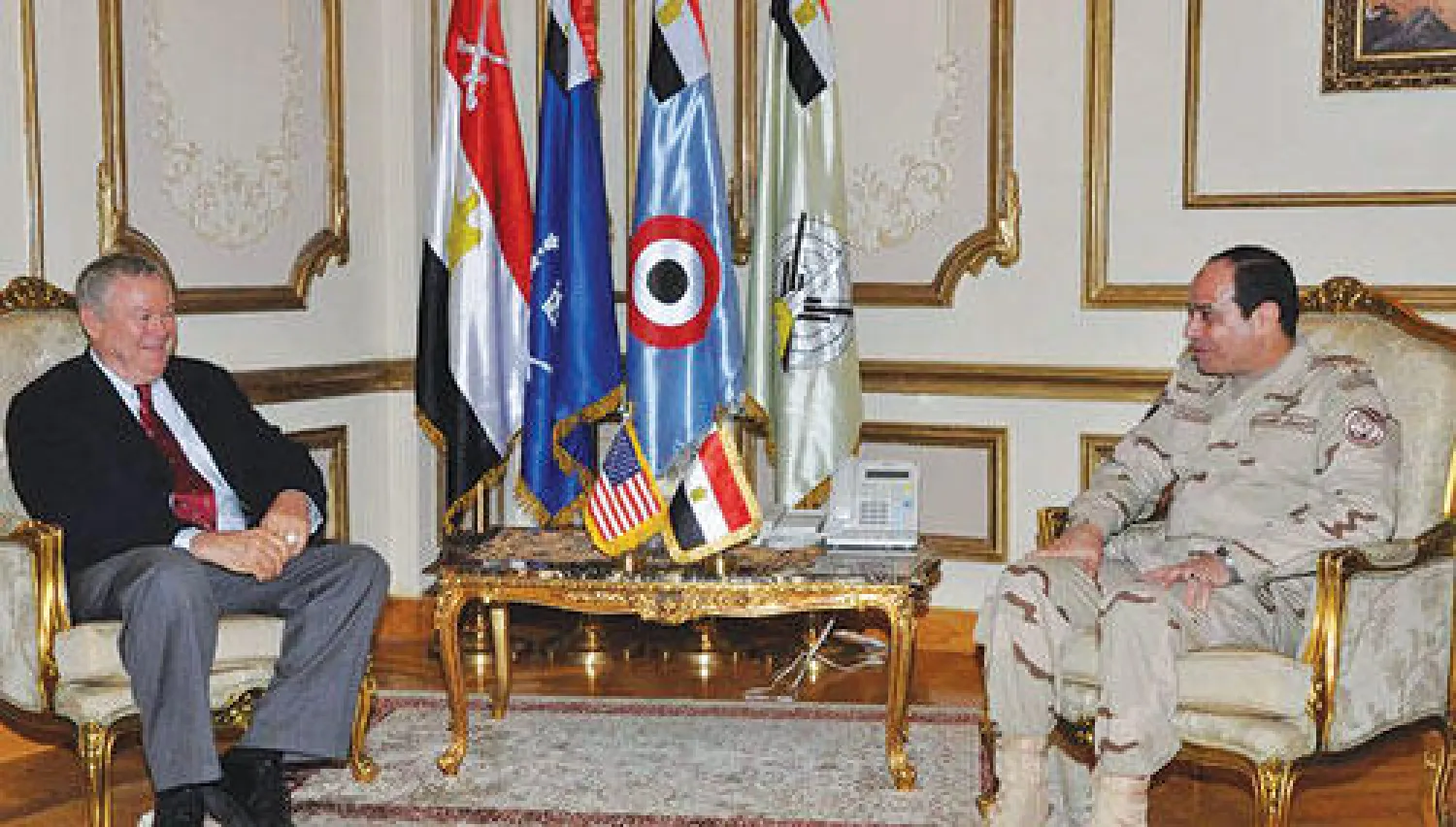 وزير الدفاع المصري الفريق أول عبد الفتاح السيسي خلال استقباله أمس وفد الكونغرس الأميركي  بمقر وزارة الدفاع في القاهرة (صفحة المتحدث باسم الجيش «فيس بوك»)