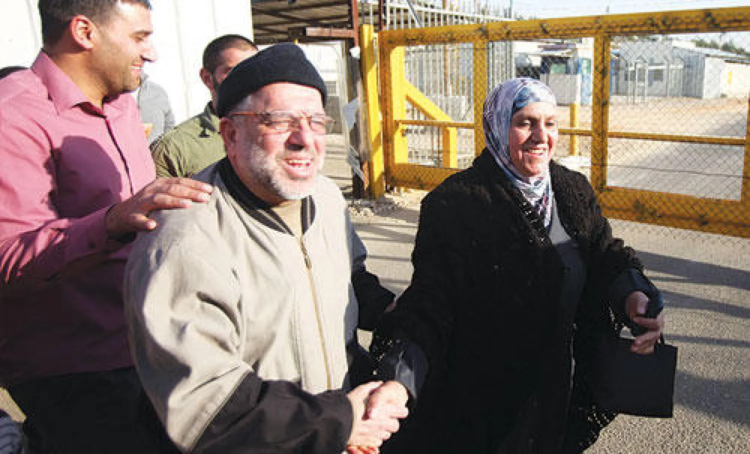 فلسطينيون يرحبون بالشيخ حسن يوسف، القيادي في حركة حماس، أمس، إثر إفراج إسرائيل عنه بعد قضاء 28 شهرا في الحبس (أ.ف.ب)