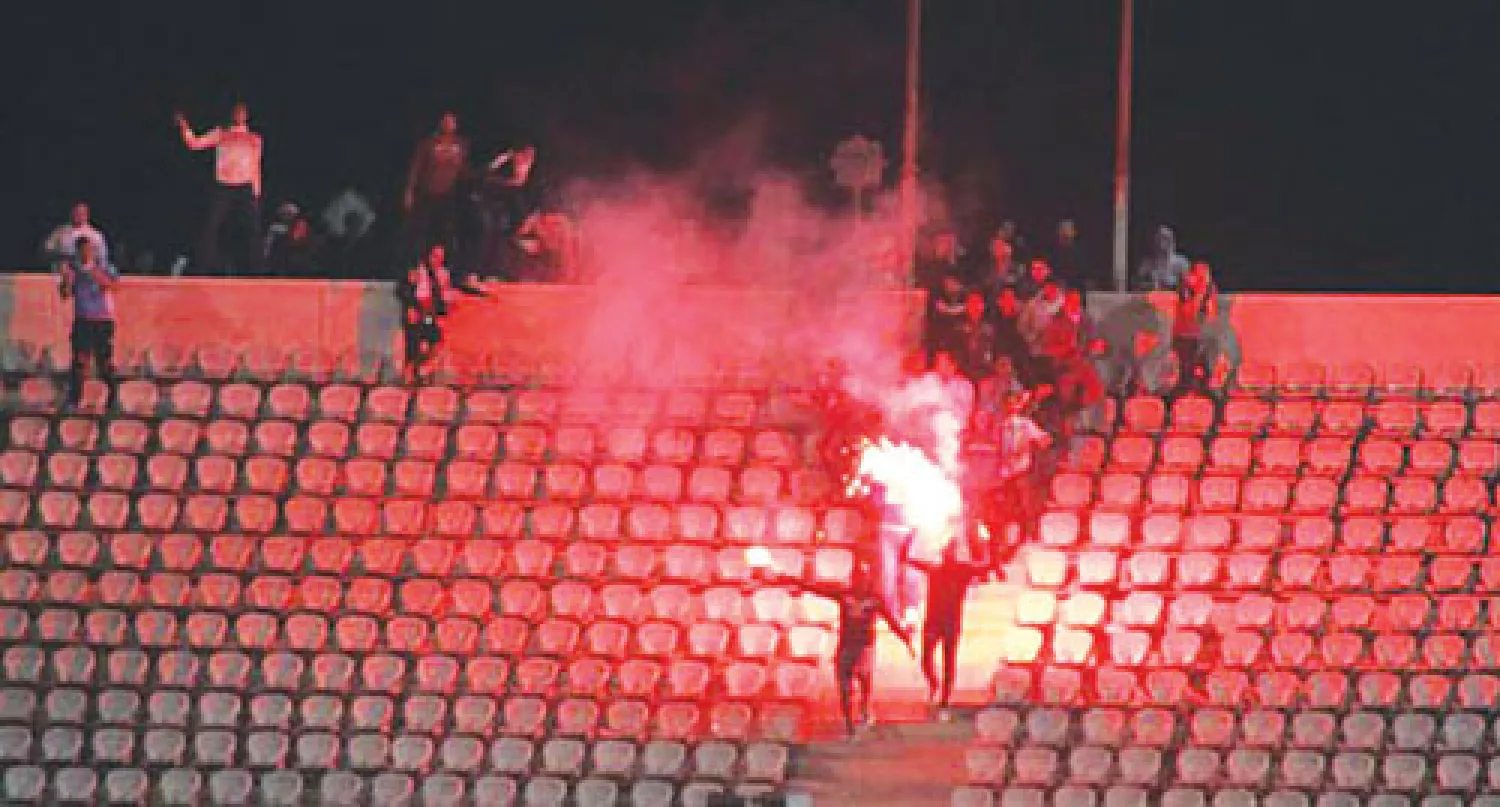 جمهور الزمالك اقتحم الملعب وكاد يفسد اللقاء بالعابه النارية