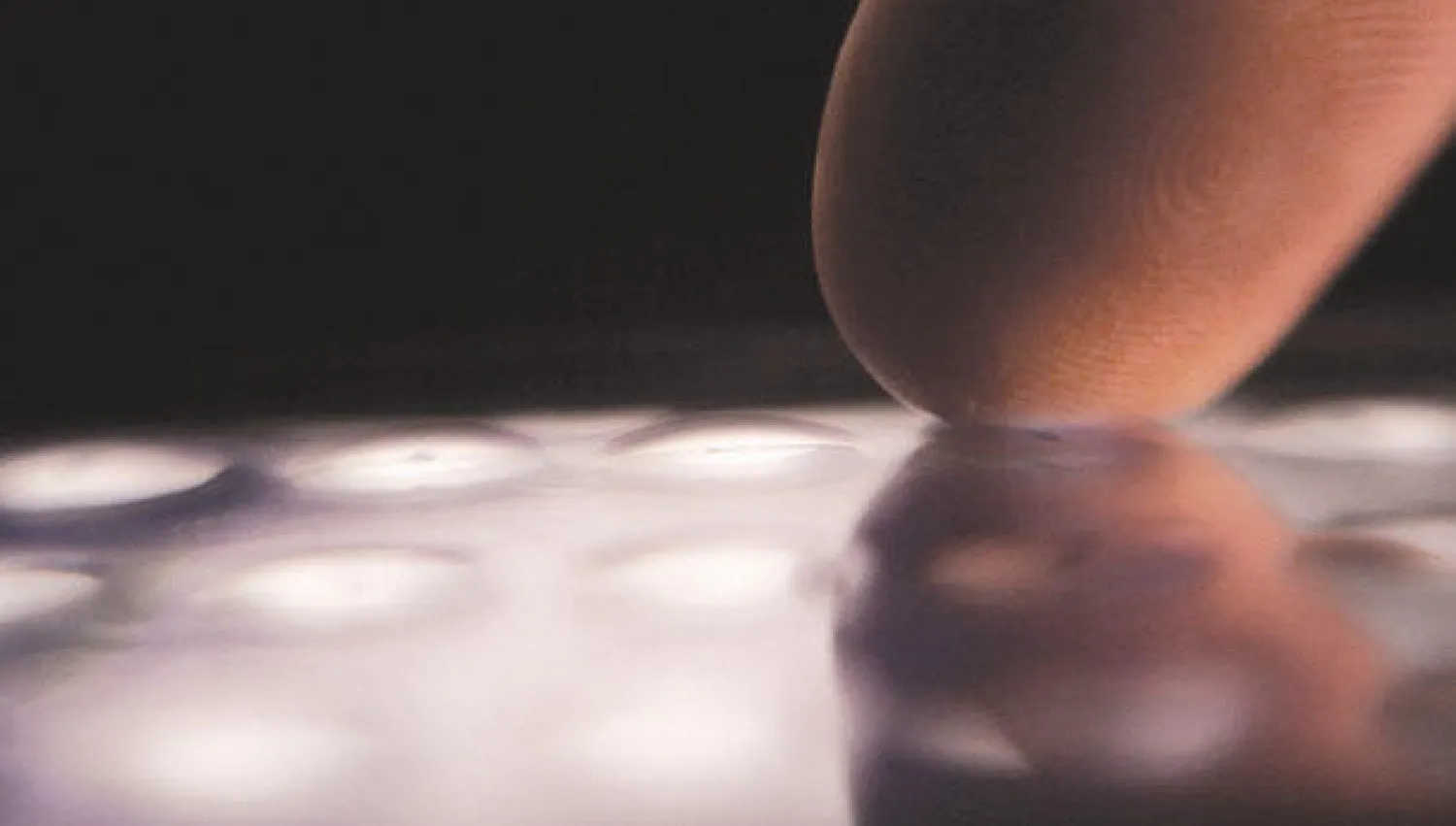 تقنية ثورية لشاشات تبرز أزرارا حقيقية عند الحاجة وتذوب بعد الاستخدام