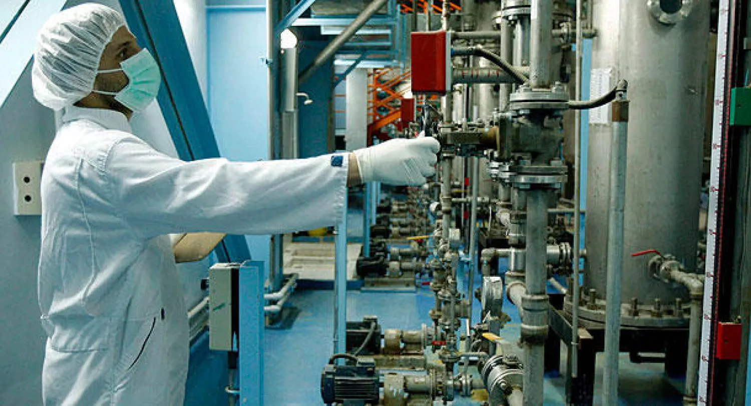 تقني تابع للوكالة الدولية للطاقة الذرية يقوم بتفتيش جانب من حقل تخصيب اليورانيوم في مدينة أصفهان الايرانية (إ.ب.أ)