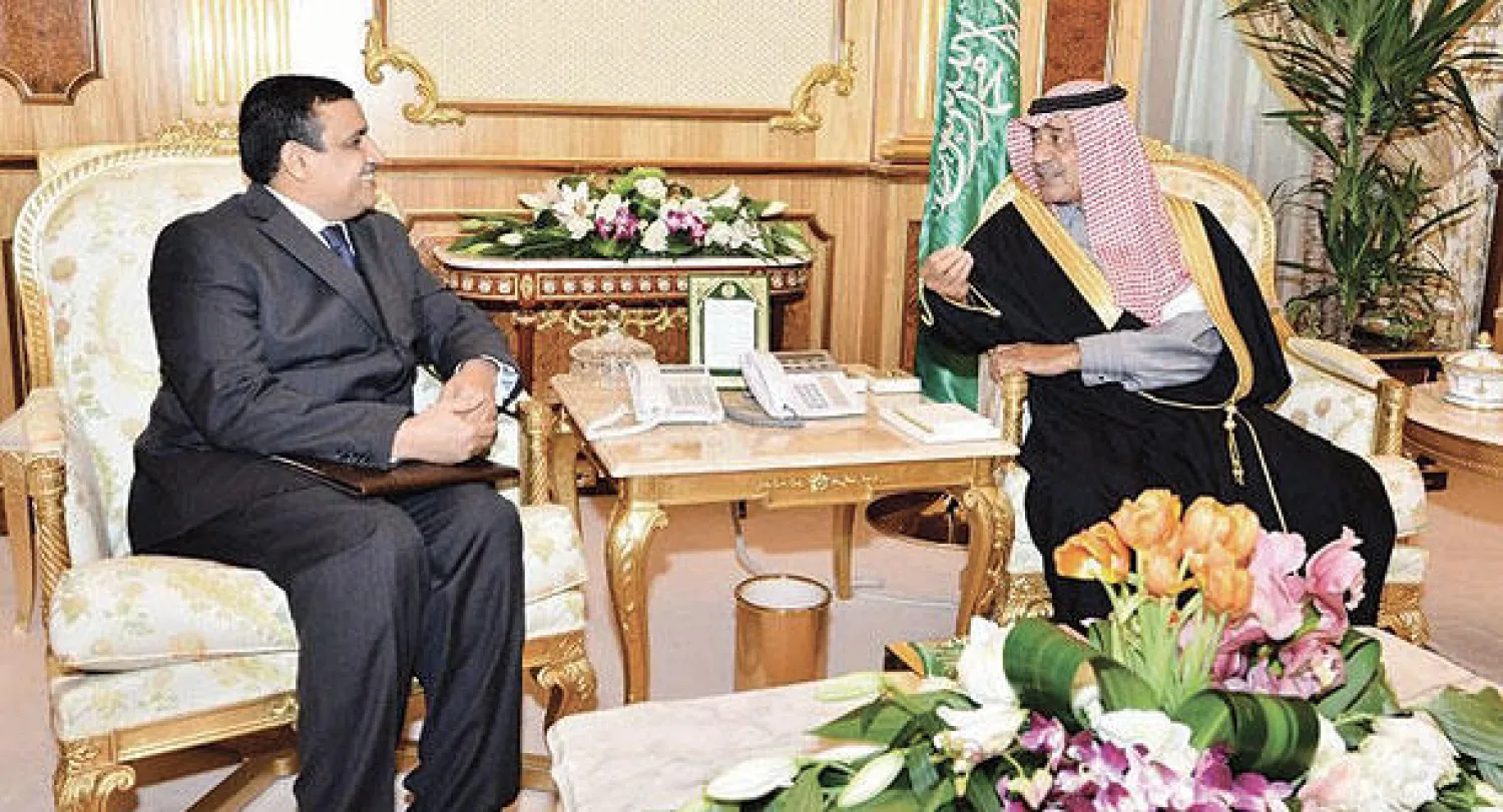 الأمير مقرن بن عبد العزيز لدى استقباله السفير التونسي في الرياض أمس (واس)