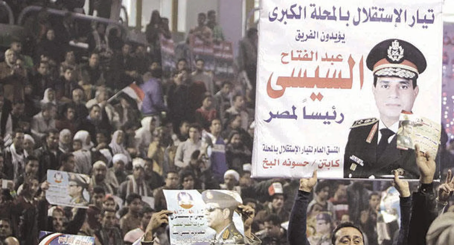 مؤيدون لترشح الفريق أول عبد الفتاح السيسي وزير الدفاع المصري في انتخابات الرئاسة المقبلة خلال مؤتمر جماهيري في إحدى صالات استاد القاهرة أمس (رويترز)