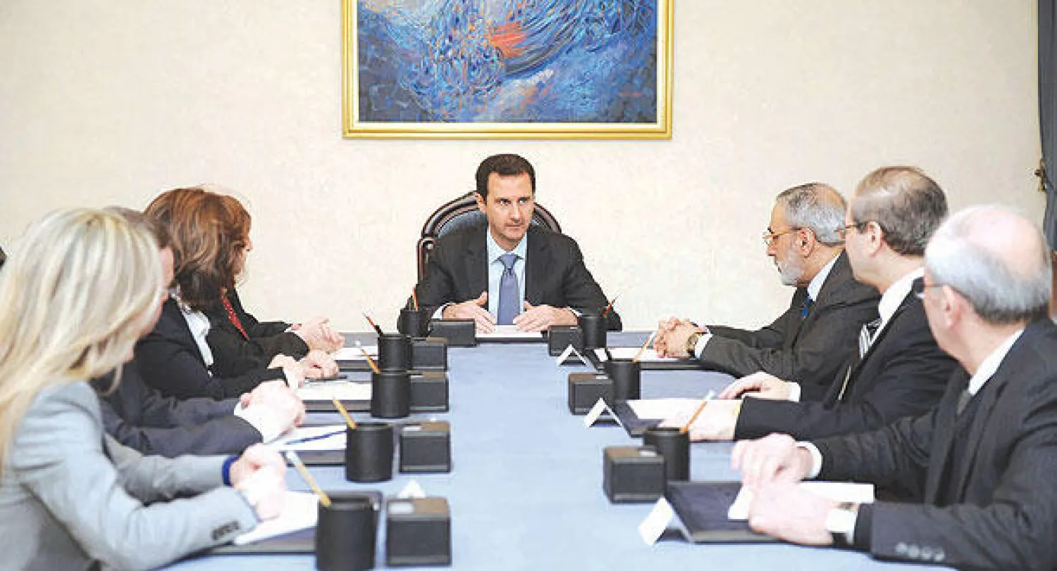 الأسد لدى لقائه أمس أعضاء وفده المتوجه إلى مؤتمر «جنيف2» برئاسة المعلم (رويترز)