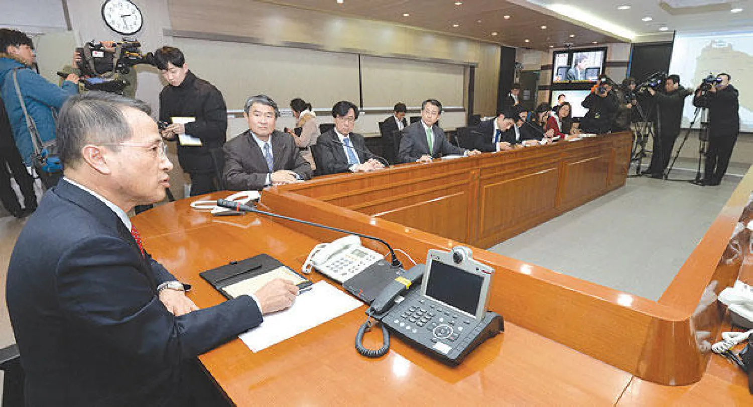 كيم كيو هيون نائب وزير خارجية كوريا الجنوبية خلال اجتماع في مقر وزارة الخارجية لبحث اختطاف مسؤول تجاري كوري في ليبيا امس  (إ.ب.أ)