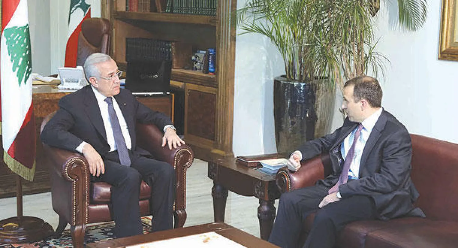 جانب من لقاء الرئيس اللبناني ميشال سليمان مع جبران باسيل وزير الطاقة والمياه في حكومة تصريف الأعمال في قصر بعبدا ببيروت أمس (دالاتي ونهرا)