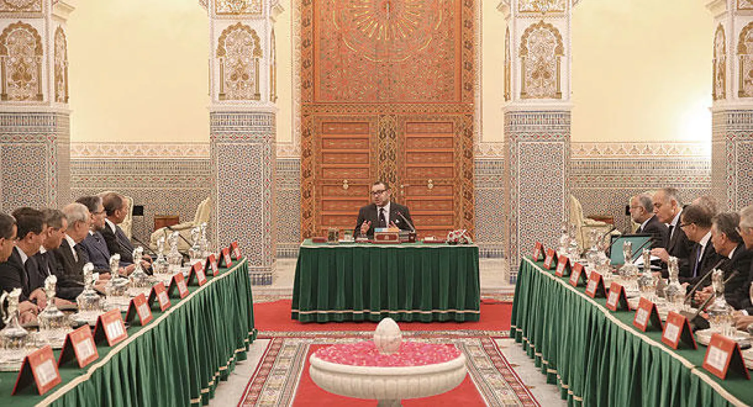 الملك محمد السادس لدى ترؤسه امس في القصر الملكي بمراكس مجلسا للوزراء (ماب)