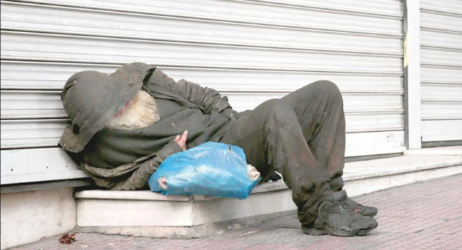 متشرد ينام في إحدى طرقات أثينا