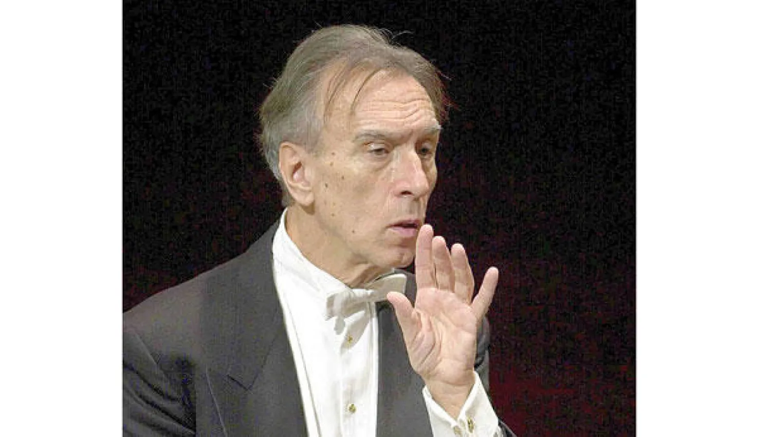 قائد الأوركسترا كلوديو أبادو (إ.ب.أ)