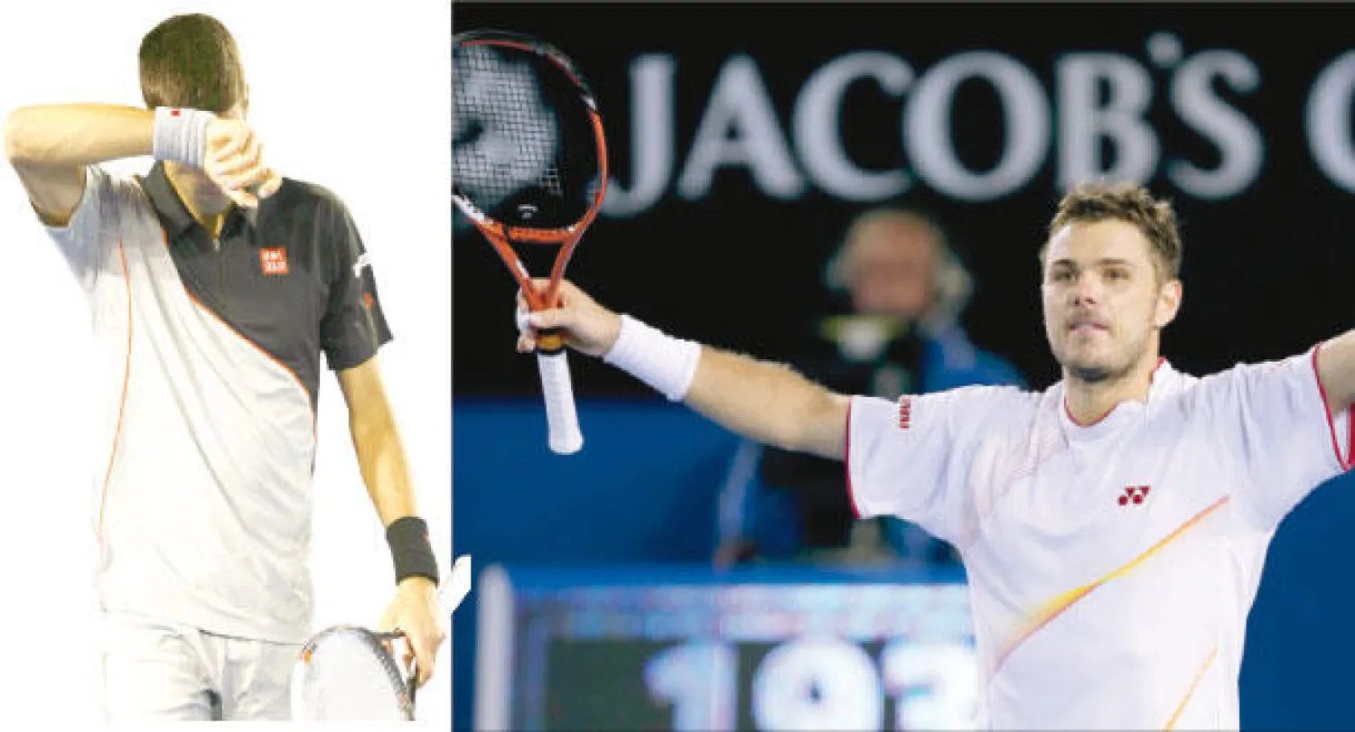 فرحة السويسري فافرينكا بعد الإطاحة بديوكوفيتش (أ.ب)   و ديوكوفيتش تلقى صدمة بالسقوط أمام فافرينكا