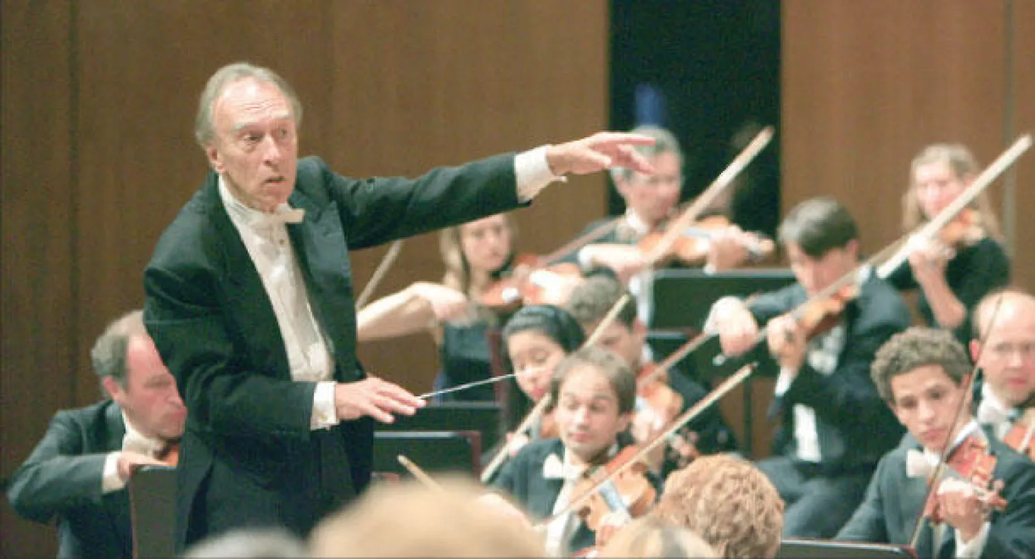 قائد الأوركسترا كلاوديو أبادو يتحاور مع العازفين خلال الحفلات الموسيقية بالإشارة وتعبير الوجه (أ.ب)