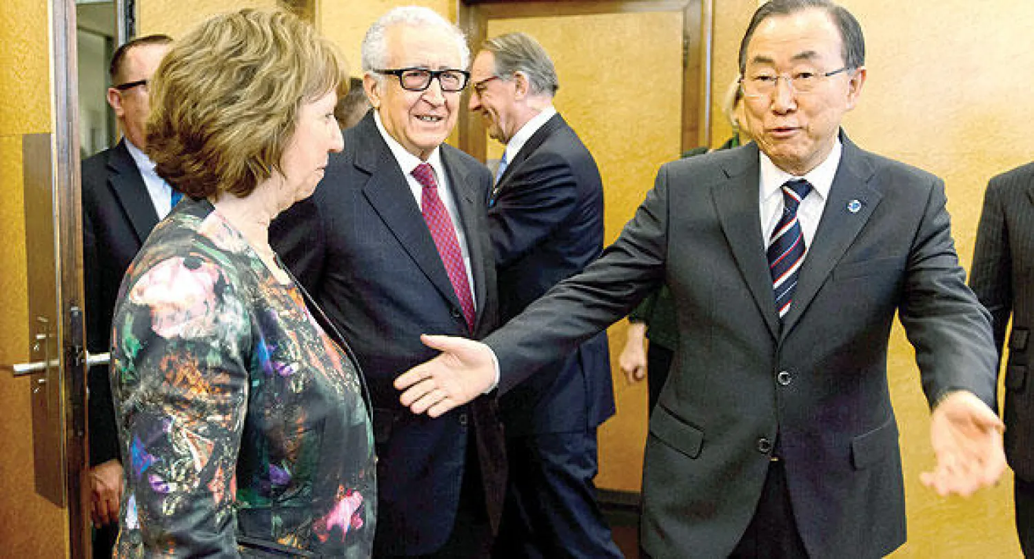 المبعوث الدولي والعربي الأخضر الابراهيمي يتوسط بان كي مون، الأمين العام للأمم المتحدة،  وكاثرين أشتون، منسقة الشؤون الخارجية في الاتحاد الأوروبي قبل اجتماع في جنيف أمس بشأن سوريا (إ.ب.أ)