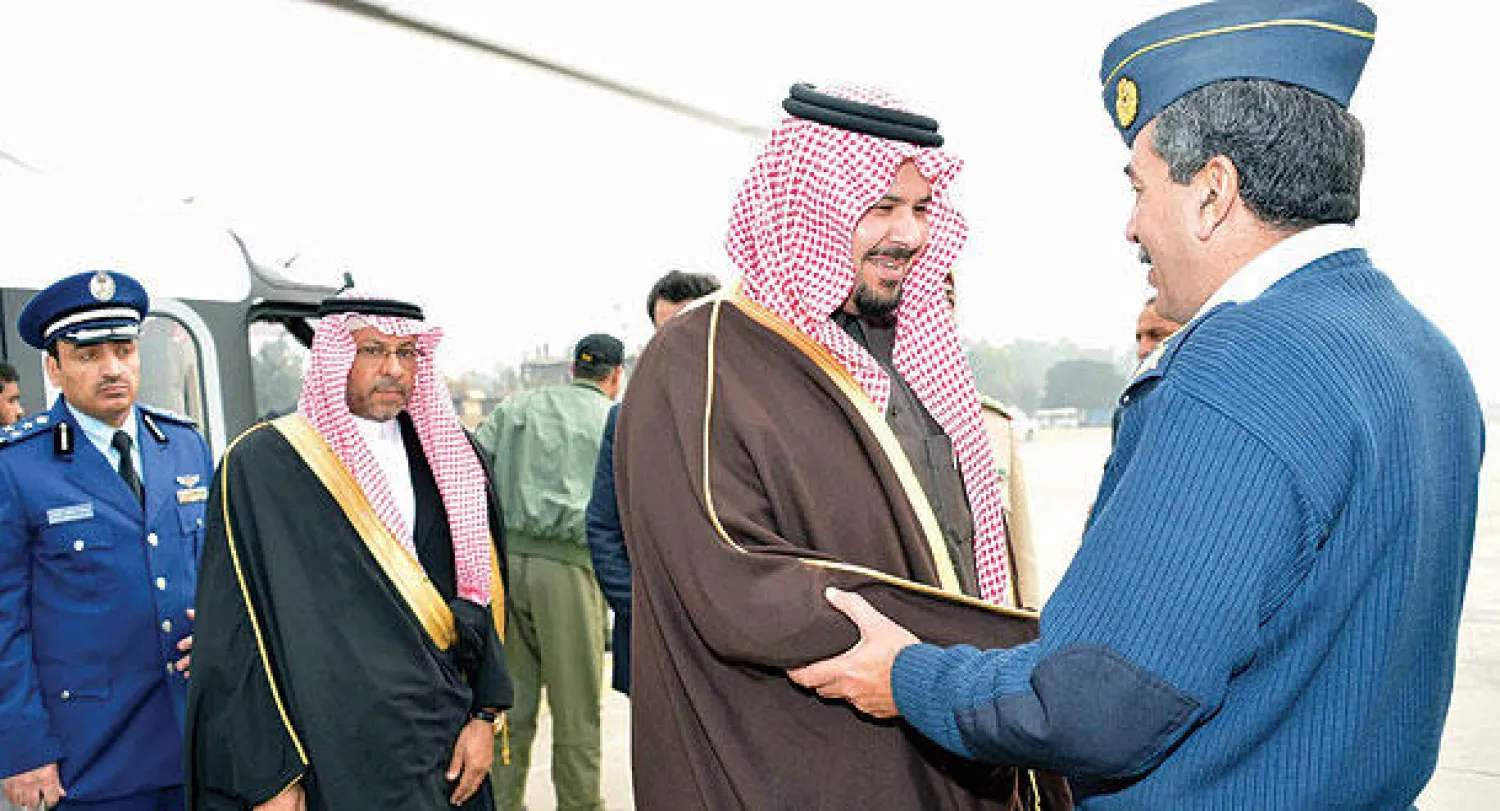 الأمير سلمان بن سلطان خلال زيارته إلى أحد المصانع الحربية في باكستان أمس (واس)