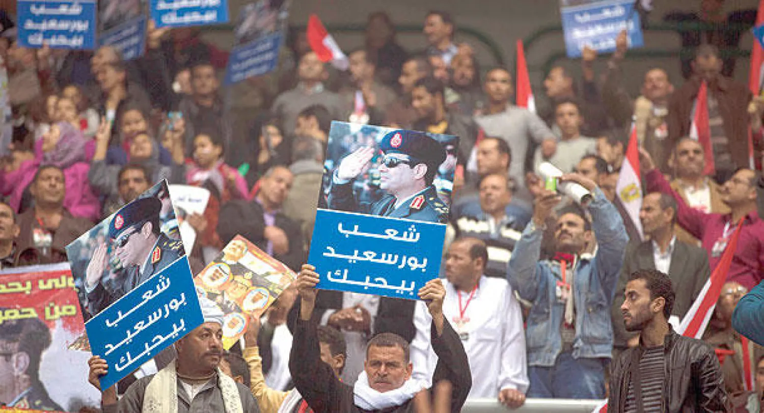 مصريون في أحد المؤتمرات الشعبية في القاهرة أمس يطالبون بترشح قائد الجيش الفريق السيسي لمنصب الرئاسة (أ.ب)