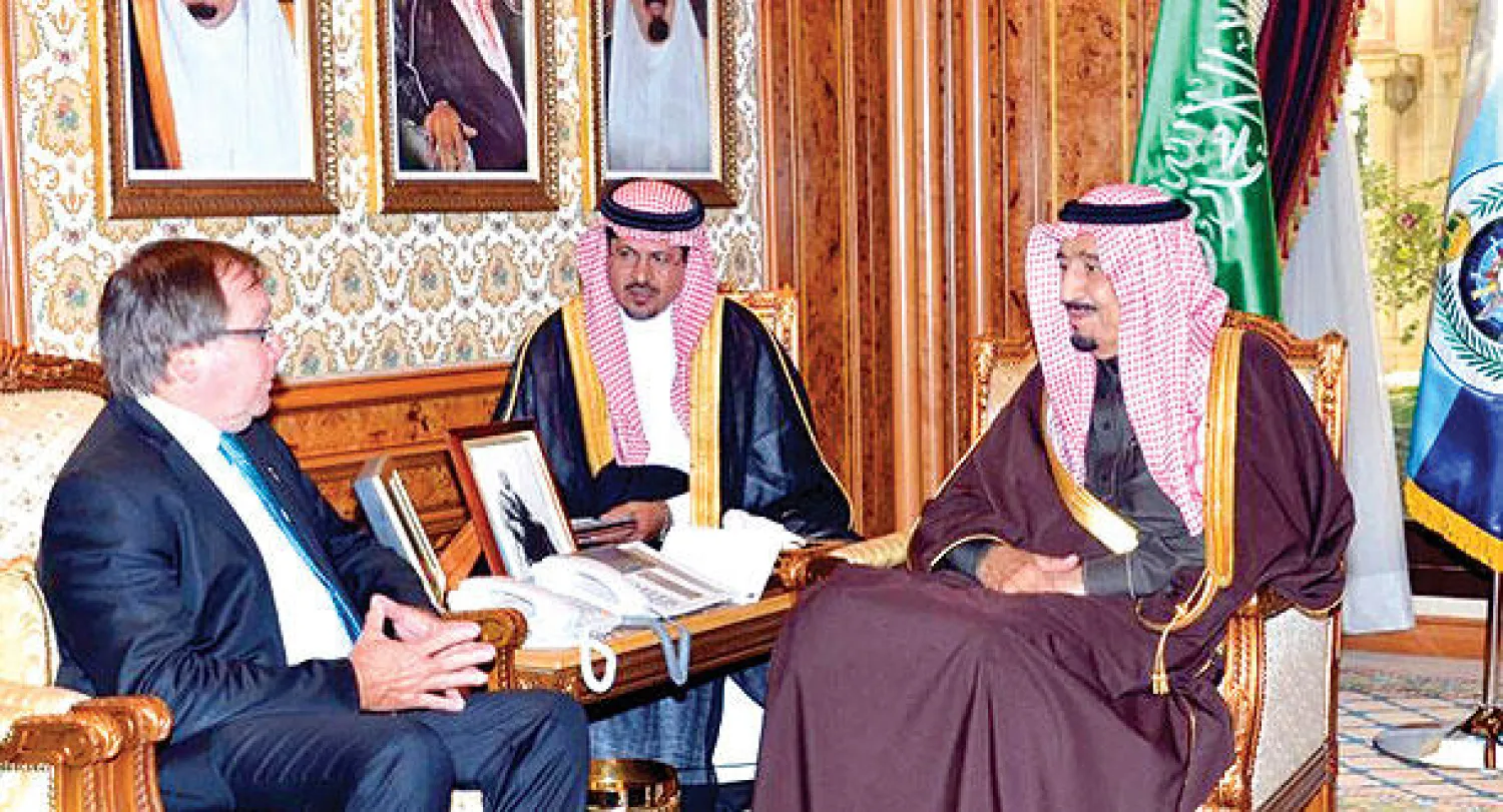 الأمير سلمان بن عبد العزيز لدى استقباله الوزير موري ماكلي في الرياض أمس (واس)