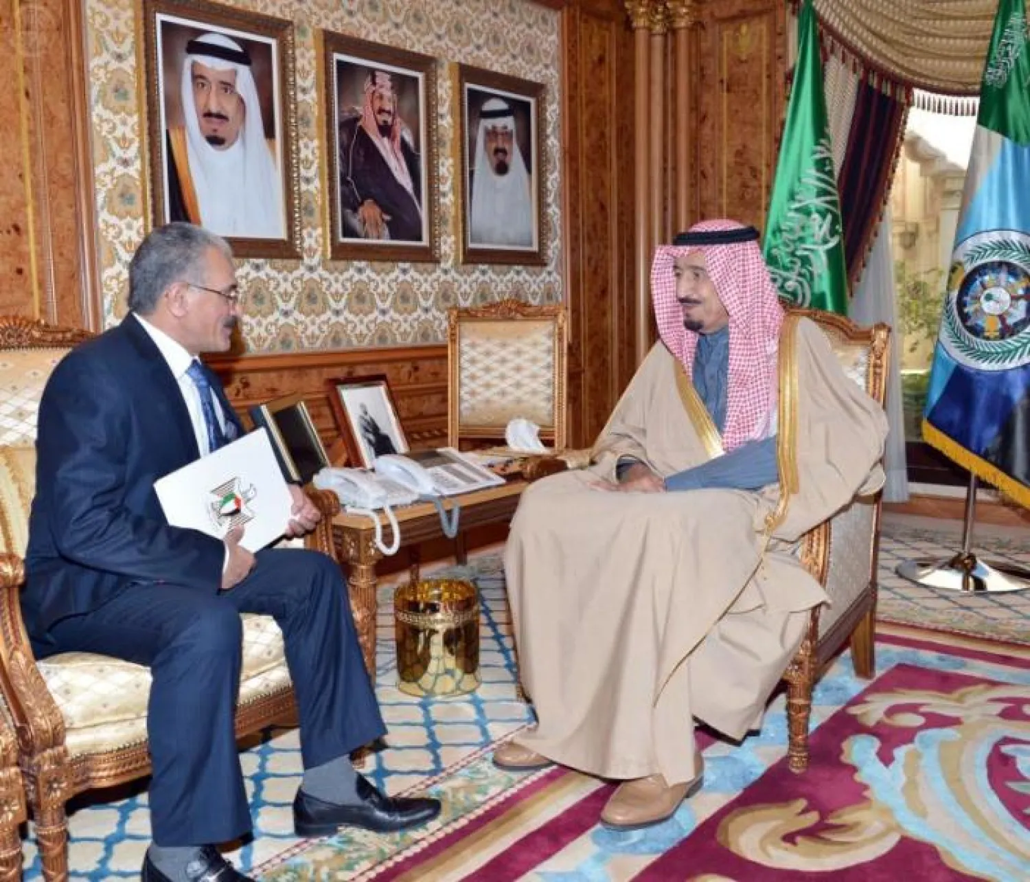 ولي العهد يتسلم رسالة خطية من الرئيس الفلسطيني