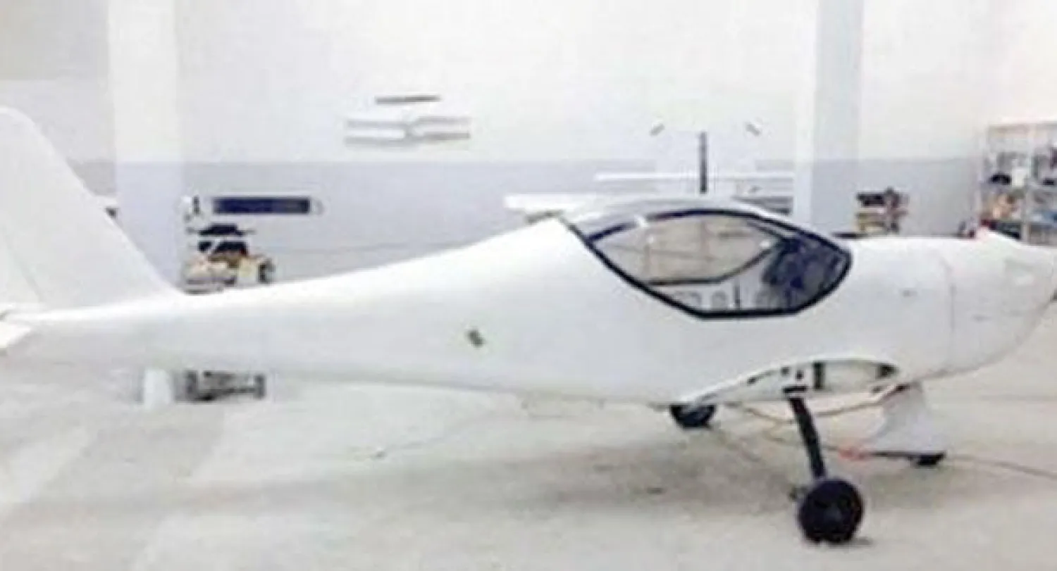 تشتغل بمحرك واحد ويبلغ طولها ستة أمتار وعرضها ثمانية أمتار ومدى طيرانها 1200 كلم