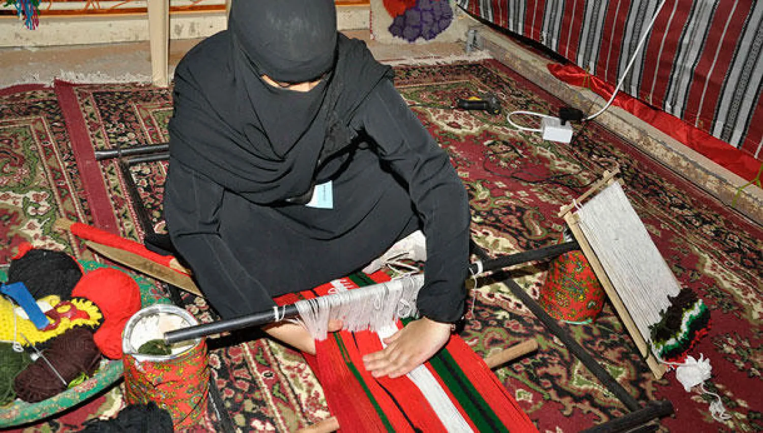 سيدة تعمل في معرض منتجات أسرية صنعت في المنزل («الشرق الأوسط»)