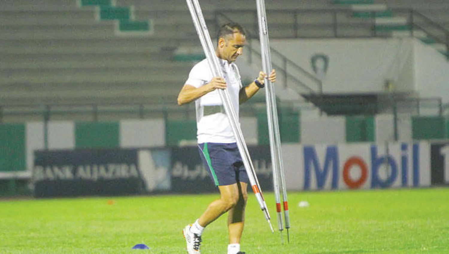 البرتغالي بيريرا خلال قيادته تدريبات الأهلي استعدادا للاتحاد غدا