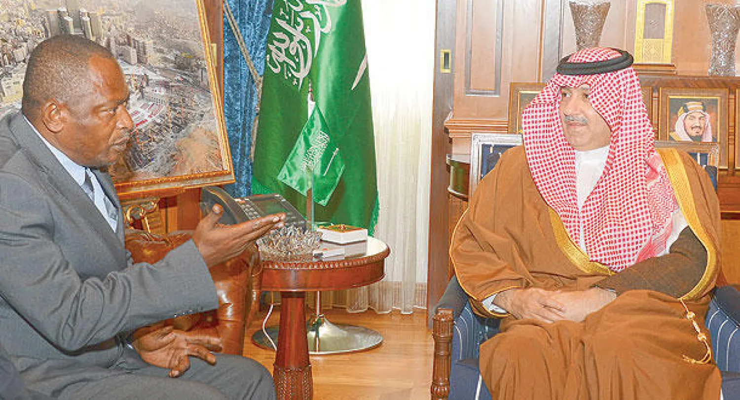 الأمير عبد العزيز بن عبد الله لدى لقائه سفير جمهورية القمر المعين لدى السعودية في الرياض أمس (واس)