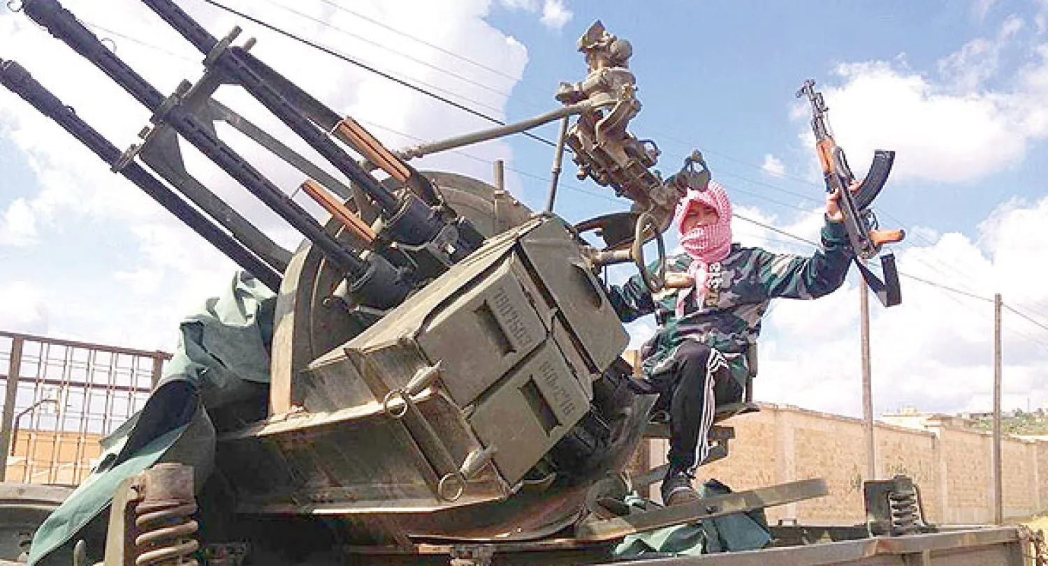 شاب دنماركي يقف فوق بطارية صواريخ مضادة للطائرات روسية الصنع في أحد مراكز التدريب داخل سورية بالقرب من حلب وإدلب (أ. ب)