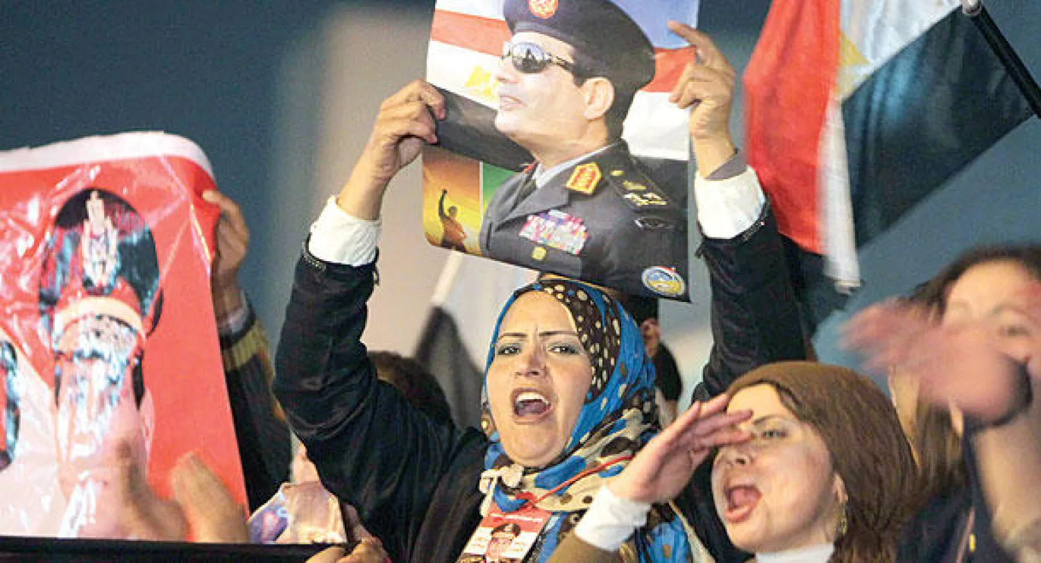 مناصرات لترشح وزير الدفاع المصري الفريق عبد الفتاح السيسي لمنصب الرئيس خلال احتفالات بميدان التحرير (رويترز)