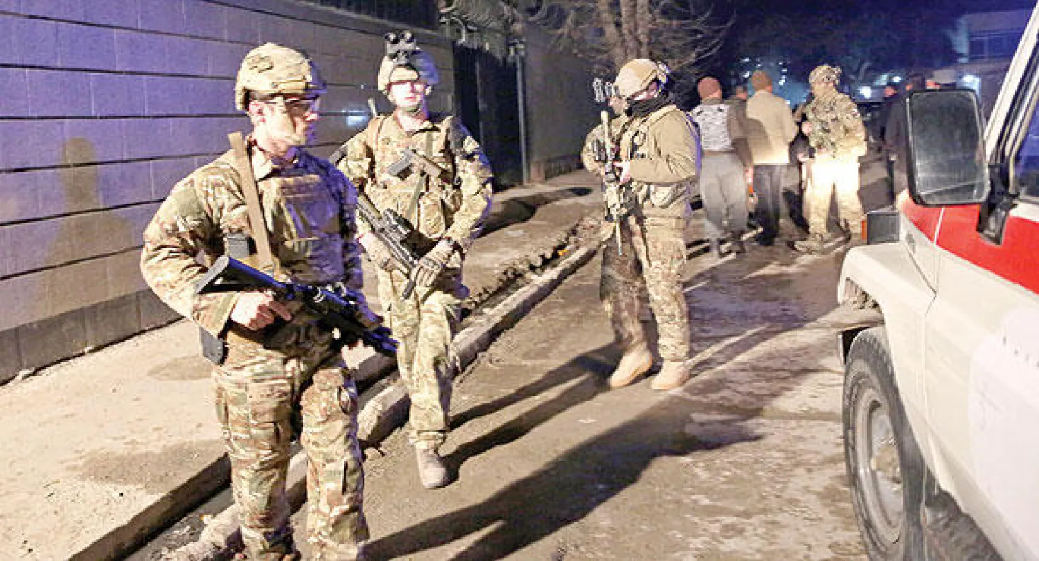 جنود أميركيون أثناء وصولهم لموقع شهد هجوما انتحاريا في كابل الأسبوع الماضي (أ.ب)