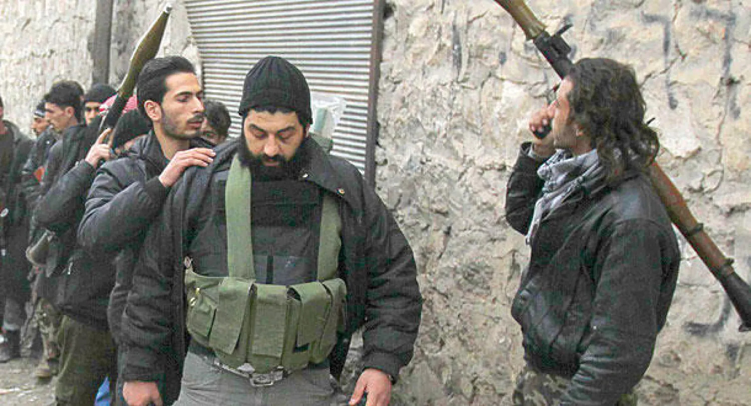 مقاتلون من الجبهة الإسلامية لدى تجمعهم بأسلحتهم إثر هجوم شنته ضدهم قوات تابعة للنظام السوري في قرية العزيزية بحلب أمس (رويترز)